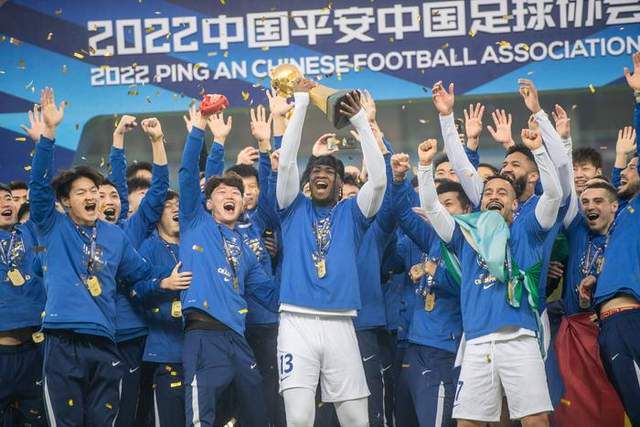 “我们一直都在说我们需要一步一步前进，一场一场比赛，然后在赛季结束的时候，我们会看看情况如何。